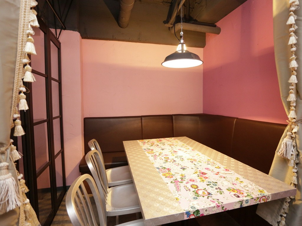 女性の心を掴む、幸せ一杯の空気を生み出すほんのり桜色した店内