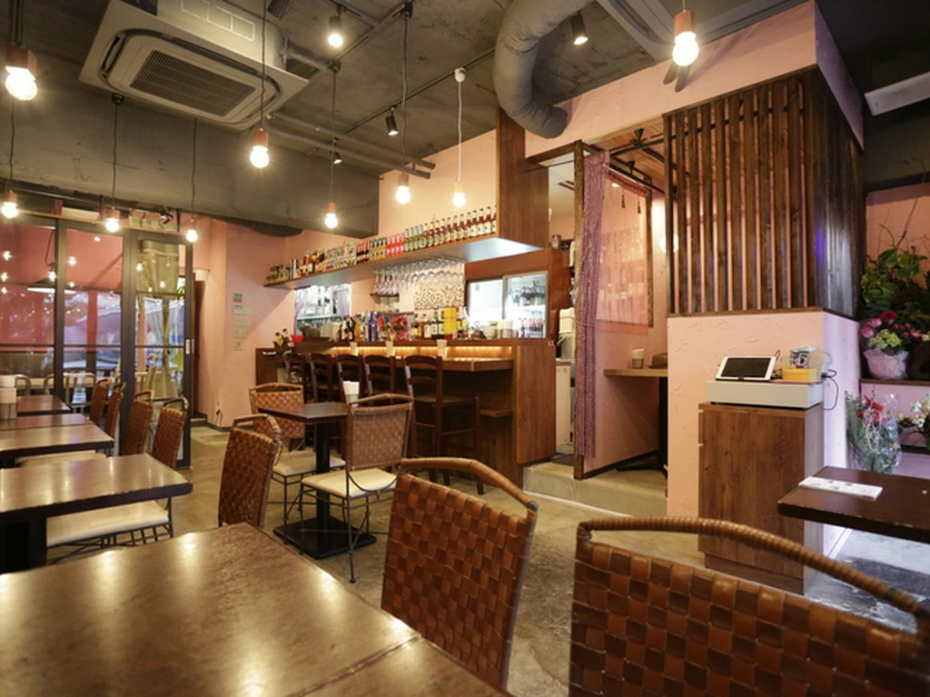 カジュアルな店内と食べやすいタイ料理はデート使いにもOK！