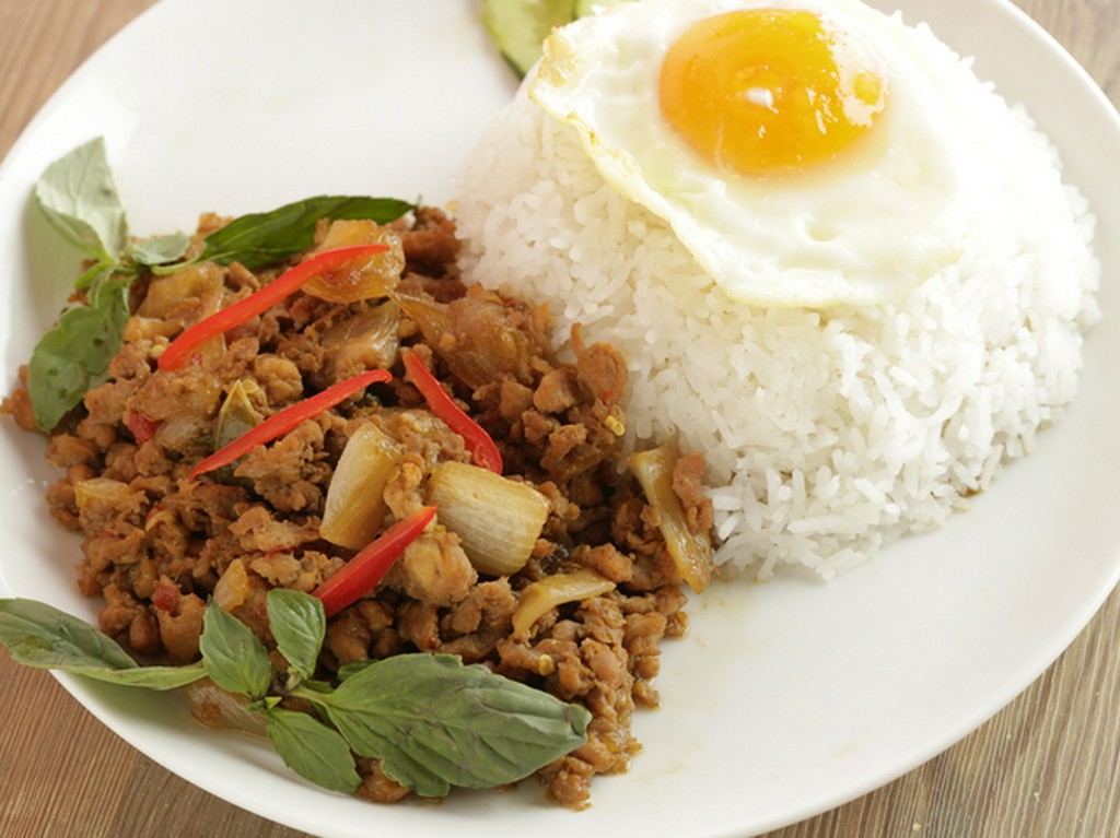 名物ガパオごはん『ガパオ・ガイ・ラート・カーオ』※画像は鶏肉