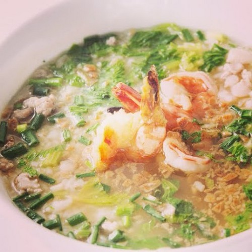 サラサラといただけるエビのお粥『カーオ・トム・クン』