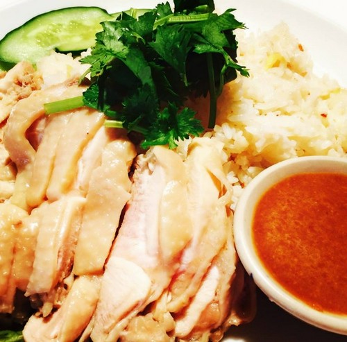 蒸し鶏などを使った、ヘルシーな料理が並びます