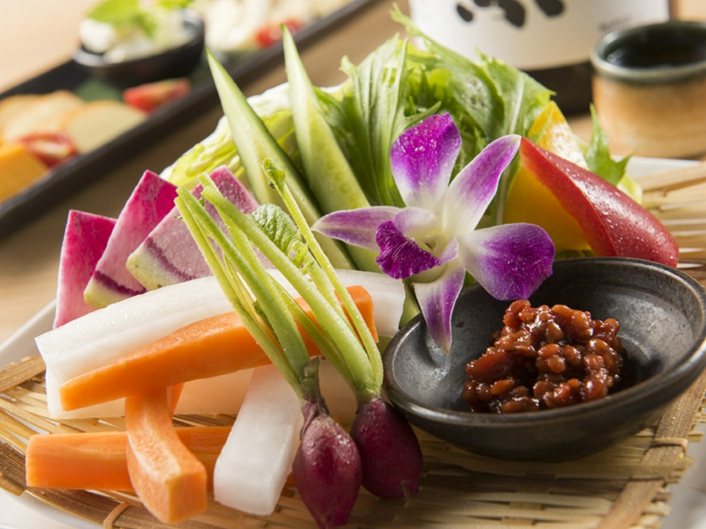 産直野菜のかご盛り～野菜スティック仕立て～モロ味噌を添えて
