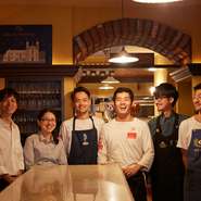 スタッフが気さくで温かなもてなしで出迎えてくれる雰囲気は、イタリアのトラットリア（食堂）同様。肩肘張らずに気軽に訪れてこそ、【シュリシュリ】の魅力は発揮されます。