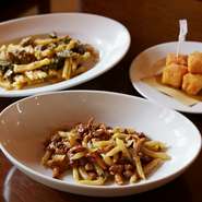 料理はシチリア料理とボローニャを中心とした郷土の味の二本柱。シチリア名物の『パネッレ』は、外はカリッと中はトロリとした食感に仕上げたキューブスタイルのオリジナリティ溢れる一品です。
