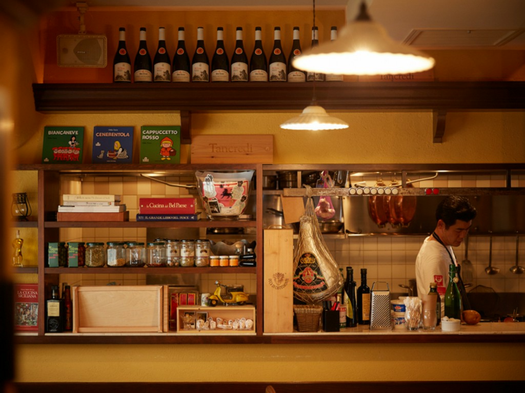 シチリア料理だけでなく、高橋シェフの個性を求める常連客