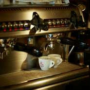 イタリア製マシンで煎れるエスプレッソも、食後のささやかなひとときを演出するこだわりのひとつです。