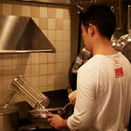 肉料理や魚料理などによってオリーブオイルを使い分けるなど、料理にはシェフのこだわりが行き渡ります。