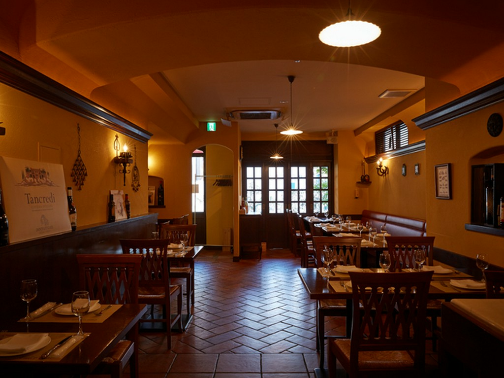 木の温もり溢れるインテリアでゆっくり食事を