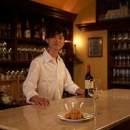 店内の中央にあるスタンディングカウンター。ワイン一杯とつまみだけでも気軽に立ち寄ることができます。