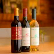 月山ワイン山ぶどう研究所と奥田シェフは、自宅でイタリアワインを並べ、「どうすればこの質に近づけるか」と語り合った仲。その結果、月山ワインは、国産ワインコンクール上位の常連になるほどに成長しています。