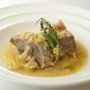 丸山さんの羽黒緬羊をシンプルな煮込みで。肉汁があふれ出たスープも美味。