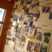 店のエントランスを入ると、まず彼と共に歩んできた生産者たちを紹介する写真がゲストを出迎えてくれます。