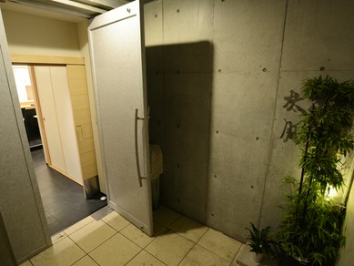 すっきりとした明るい店内は、構えずに日本料理を楽しめる雰囲気