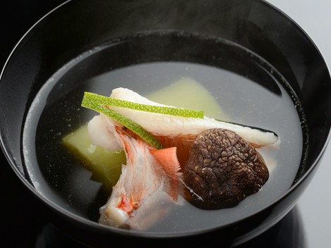 懐石料理の中心の椀、秋から冬は旬の魚を使って『キンキの椀』