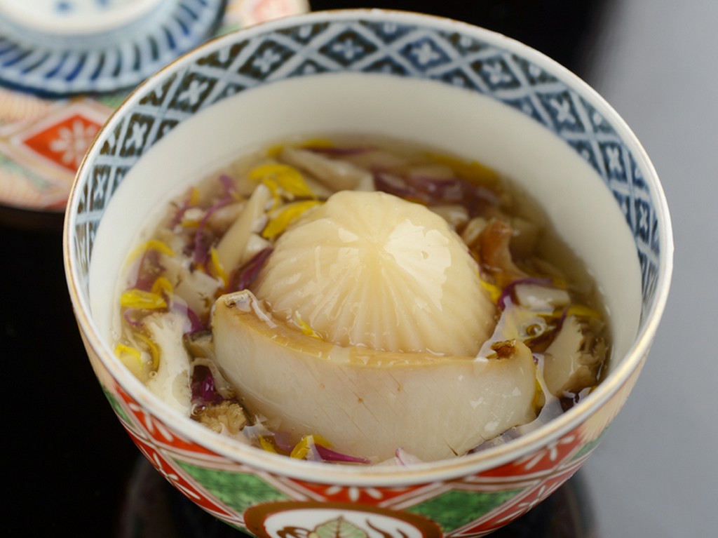 秋の重陽の節句を祝う一皿、天然きのこのあんの『菊かぶら』