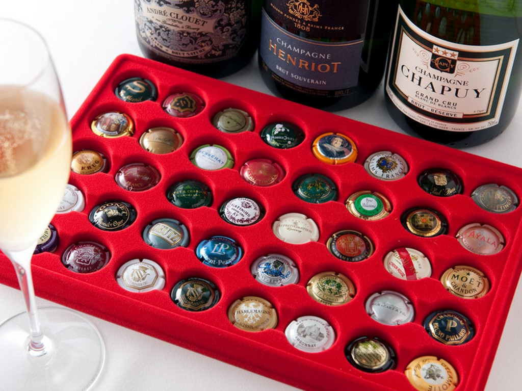 フランス産を中心に300種類以上のワインが揃う