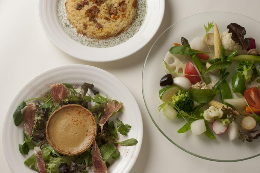 ワインに合わせた本格料理が味わえる