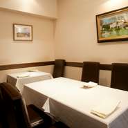 コース料理はフランスシャラン産の鴨ロティと当店オリジナルの焼きウニリゾットが入ったコースです。季節の食材にもこだわった料理を、ワインとともに堪能できます。