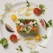 野菜とエビを、秋田産豚の旨みがギュッと詰まったコンソメで固めた一品。季節の野菜を味わえます。