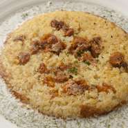 新鮮な生ウニと香ばしいチーズが絶妙な味わいです。海苔のクリームソースに絡めれば、また違った味に。