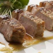 きめ細やかでやわらかい肉質と、甘みのある脂が特徴です。クセがないのでさまざまな料理に合うお肉です。店で使っている豚肉は、すべて秋田の指定農家から仕入れています。