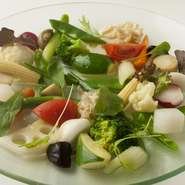 レストランのような料理へのこだわりと、ビストロのように気軽に入れる店という、双方のよい部分を併せもつフレンチバーです。アラカルトは1皿2人前が盛られており、取り分けて召し上がっていただくスタイルです。