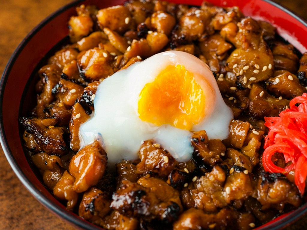 濃厚なタレと温玉のまろやかさが癖になる『ぼんじり　温玉のせ』