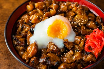 濃厚なタレと温玉のまろやかさが癖になる『ぼんじり　温玉のせ』