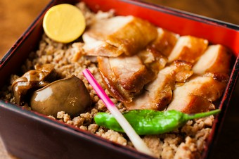 親子丼とはひと味違った大山鶏を試せる『鳥重』
