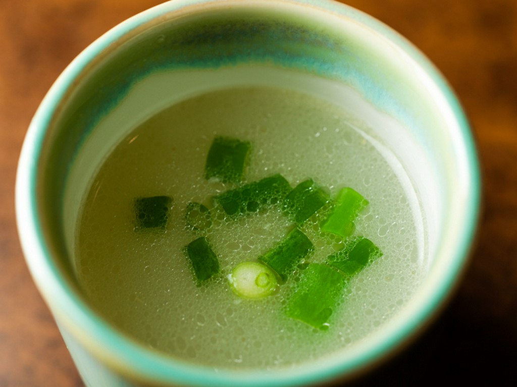 丼や重に付く特製の鶏ガラスープ