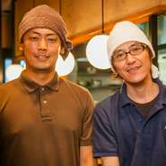 店長の久保さんと原田さんのタッグが厨房を切り盛り。オープンキッチンでは熟練の技が間近に。