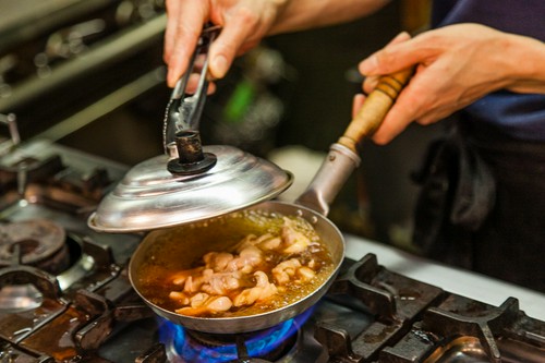 親子丼の食感を左右する卵を落とすタイミング