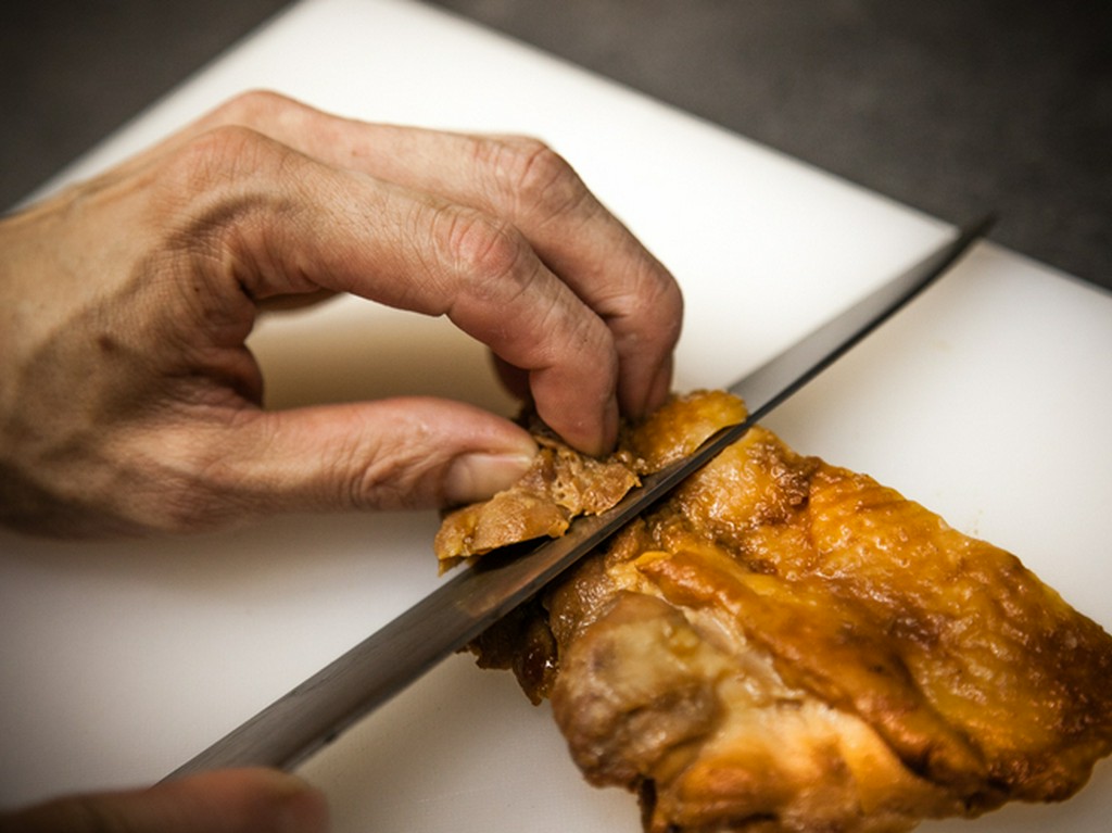 香ばしく焼かれた大山鶏の照り焼き