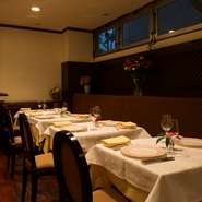 素材の個性を明確に感じる王道のフランス料理を提供しているレストランで、テーブルには白いクロスも敷かれた正統派の佇まい。雰囲気は落ち着いてますが、リラックスした心持ちで本物の美味しさが堪能できます。