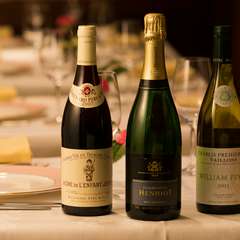 フランス産を中心に、およそ130種を常時リストアップする