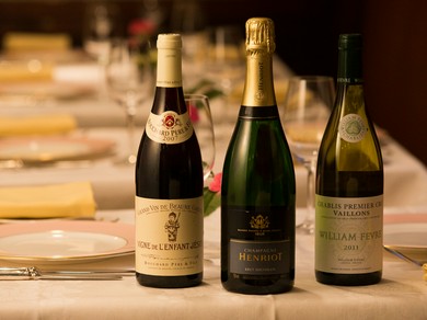 フランス産を中心に、およそ130種を常時リストアップする