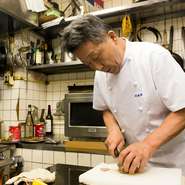 オーナーシェフは料理人歴45年という北島素幸氏。かの国で得た技術と感動を伝えるべく、今日も腕をふるっています。モットーは「昨日よりも美味しい料理」。飽くなき向上心を常に抱き、料理道を邁進しています。