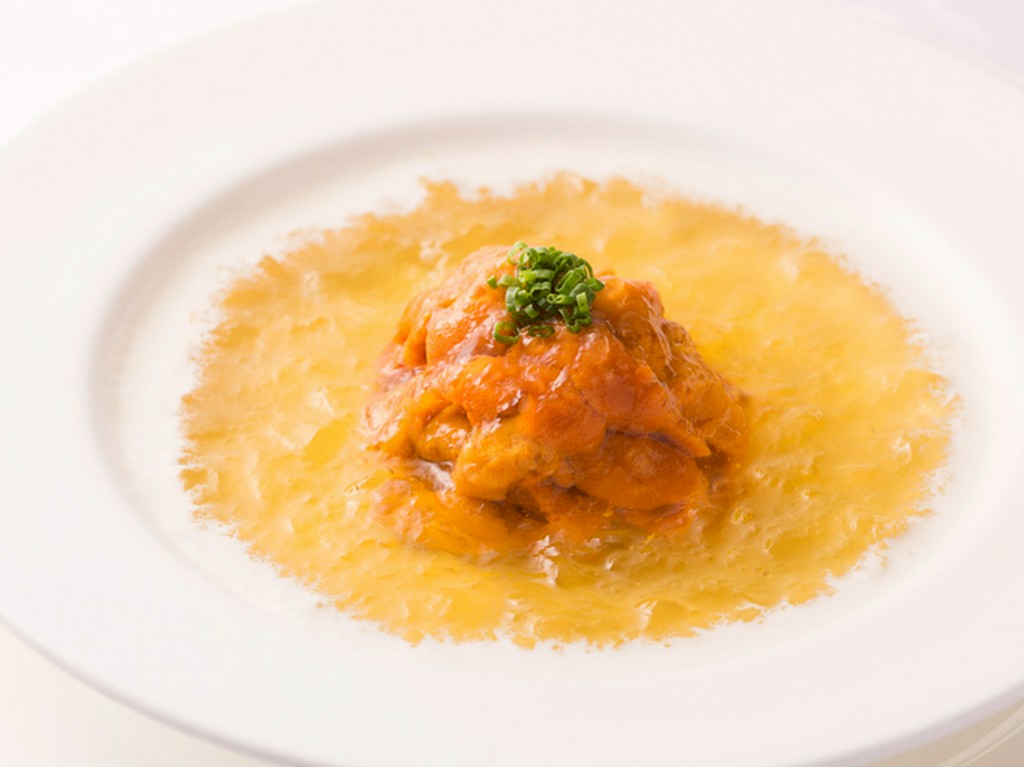 北海道産　生ウニのコンソメゼリー寄せカリフラワーのクリーム添