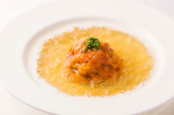 北海道産　生ウニのコンソメゼリー寄せカリフラワーのクリーム添