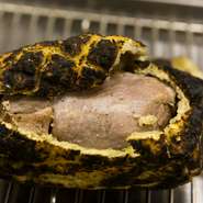 開店当初から供する、仔羊の塩包蒸し焼きは試行錯誤を重ねたスペシャリテ。探究心が美味を生んでいます。