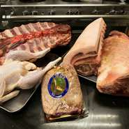 フィットした素材を使いたいから毎朝、築地へ行くのは当たり前。肉はフランス・シャランのビュルゴー家の鴨やオーストラリア産ラムラックのほか、大山鶏や秋田ポーク、北海道産エゾシカなど、国産も使います。