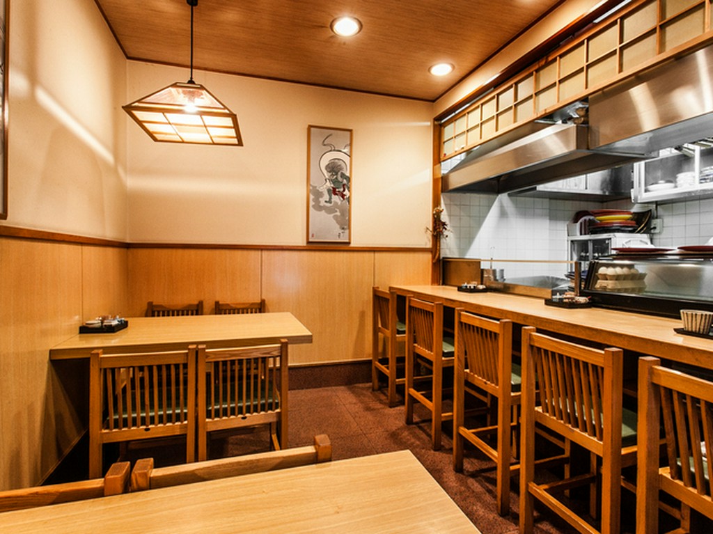 和で統一された空間は、店主の目が届く小体なサイズに