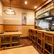 小体な店は、テーブル席が2つと5席のカウンターのみ。黒川さんの目の行き届く範囲の店だからこそ、絶品の天ぷらが味わえます。凛とした空気が満ちる和の設えで心落ち着く空間になっています。