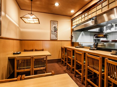 和で統一された空間は、店主の目が届く小体なサイズに