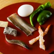 丁寧な下ごしらえに加え、素材の長所を引き出すのが得意な黒川さん。自ら築地で仕入れる魚介と、千葉の契約農家から届く旬の野菜を使い、訪れる度、その時期、旬の食材を使った天ぷらが味わえます。