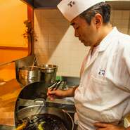 「食材が良くて、油が良ければ、あとはセンスとアイデアです」と黒川さん。独自配合の揚げ油はごま油が香ばしく香り、食材の旨味を閉じ込めるように揚げていきます。油で揚げているのにさっぱり味わえる天ぷらです。