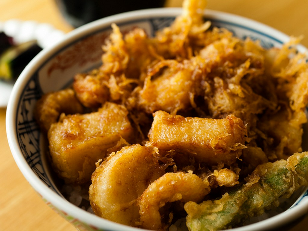 海老やホタテなど魚介を贅沢に使った『かき揚げ天丼』