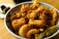 海老やホタテなど魚介を贅沢に使った『かき揚げ天丼』