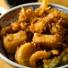 海老やホタテなど魚介を贅沢に使った『かき揚げ天丼』