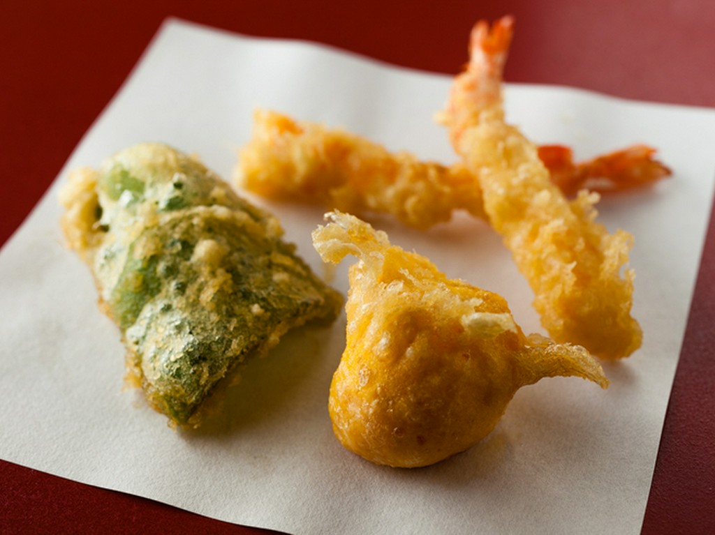 職人技と独創性を随所に感じる『海老、黄身、ピーマン』